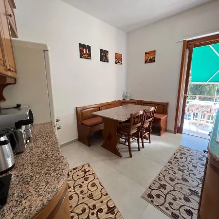 Treehouse Apartament *